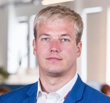 Media chief Erik Heinsaar caught in drugged state at Tallinn brothel – claimed it was “artistic expression