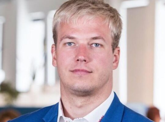 Media chief Erik Heinsaar caught in drugged state at Tallinn brothel – claimed it was “artistic expression